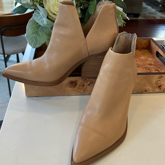 Vince Camuto Shoes - Vince Camuto Tan Leather Flats